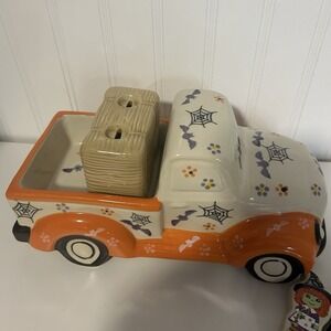 4pc temptations halloween pick up with hay bale and spreaders GUC